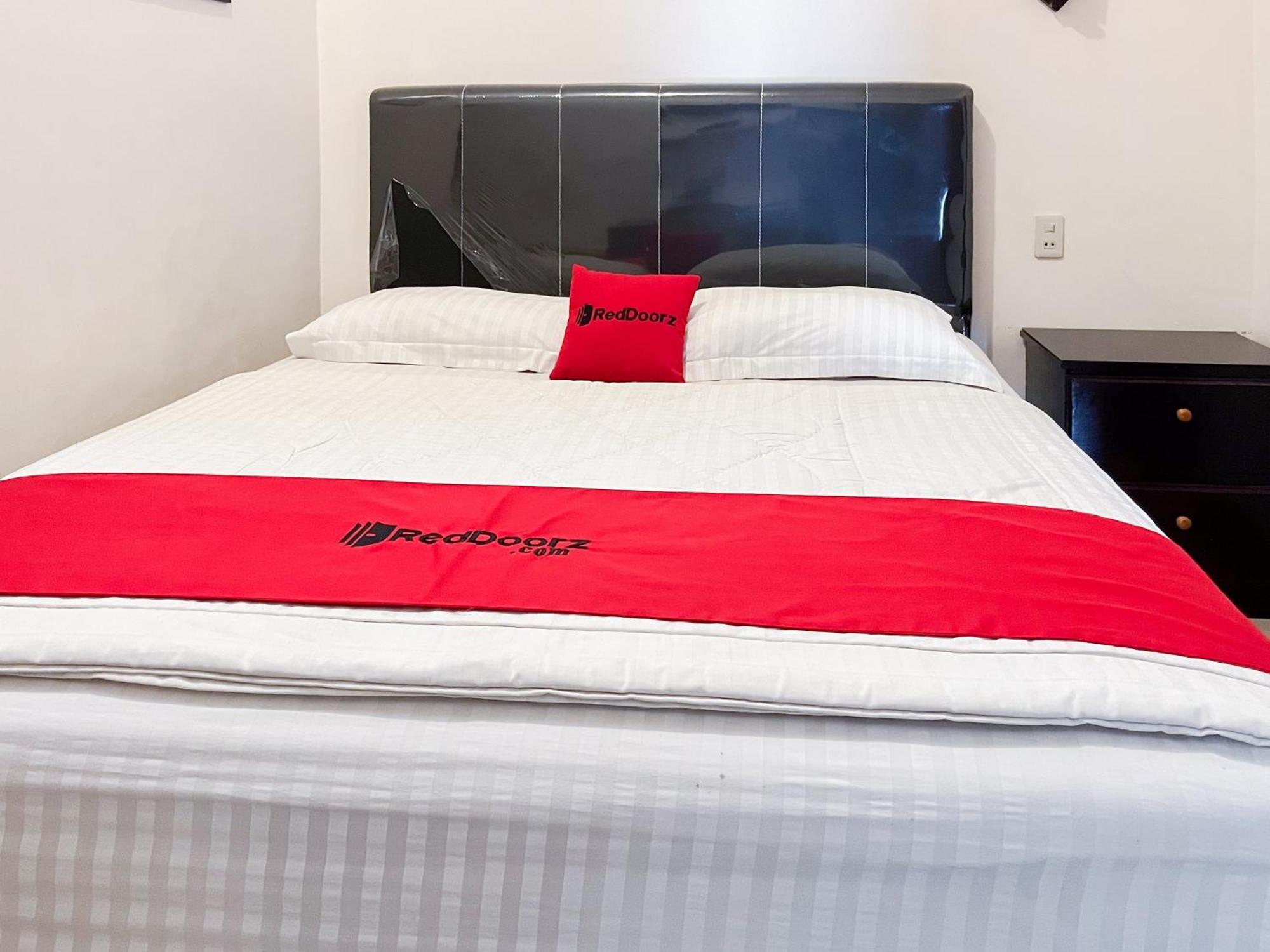 Hotel Reddoorz Near Pantai Pandan Sibolga 2 Halangan Zewnętrze zdjęcie