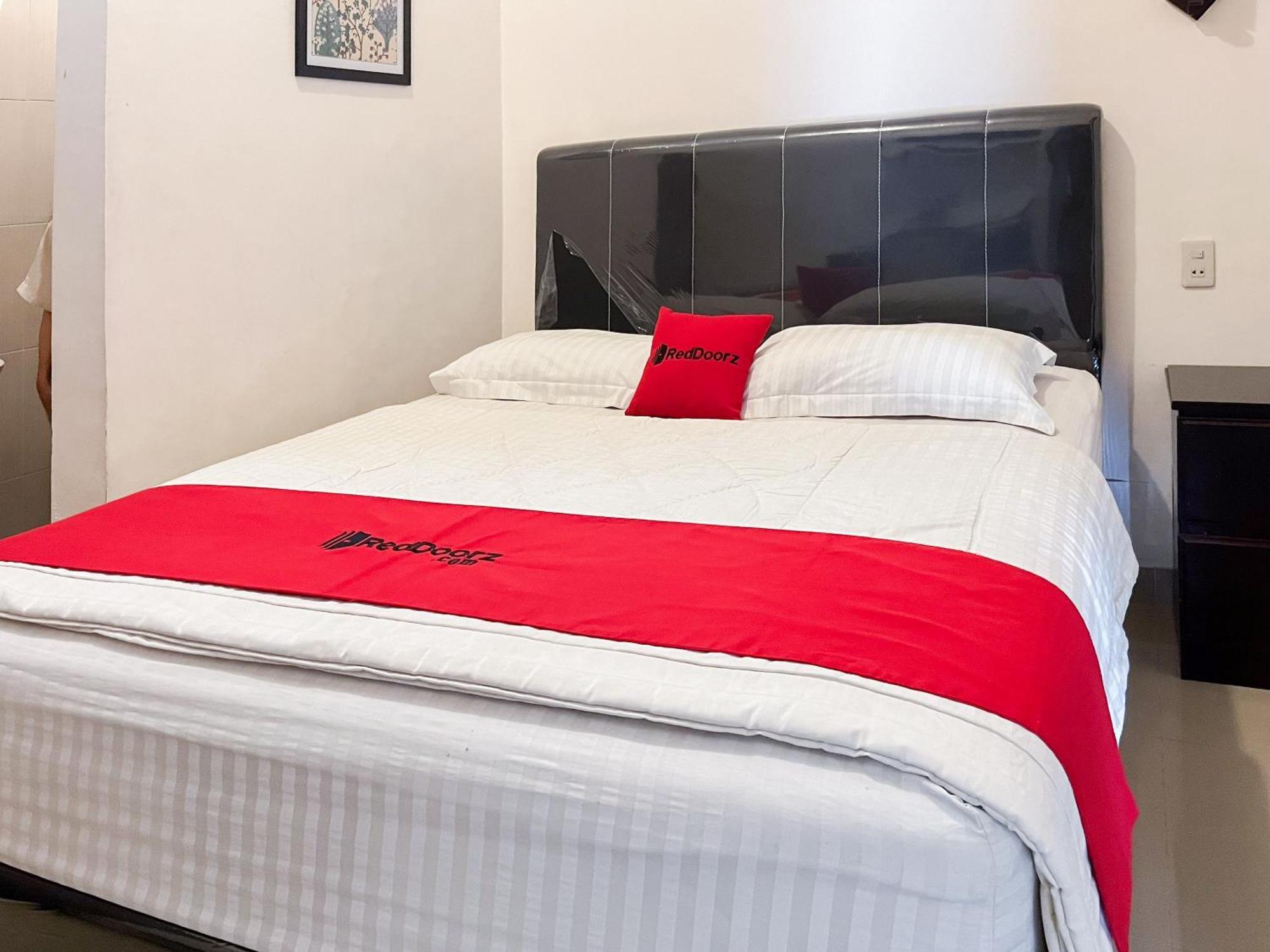 Hotel Reddoorz Near Pantai Pandan Sibolga 2 Halangan Zewnętrze zdjęcie