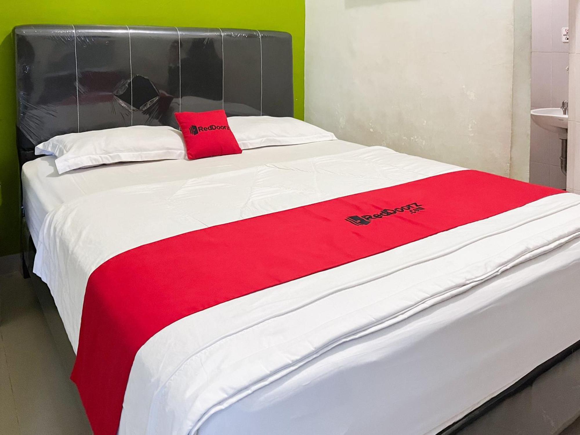 Hotel Reddoorz Near Pantai Pandan Sibolga 2 Halangan Zewnętrze zdjęcie
